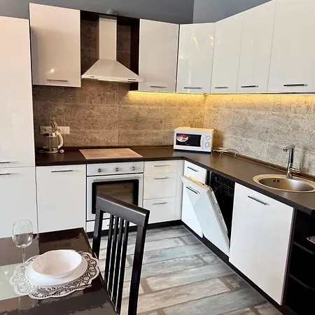 Arcadia Hills - 2 Bedroom - With Parking Apartment *